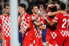 开云体育下载-今晨突围战来临，里昂围绕欧冠复出首秀，底气十足，赛程密集仍需轮换(欧冠八强预测)