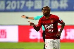 开云体育移动版-里程碑夜广州队防线松动，中超关键时刻刷纪录，底气十足，球探报告显示潜力(球场之外中超20年纪录片)