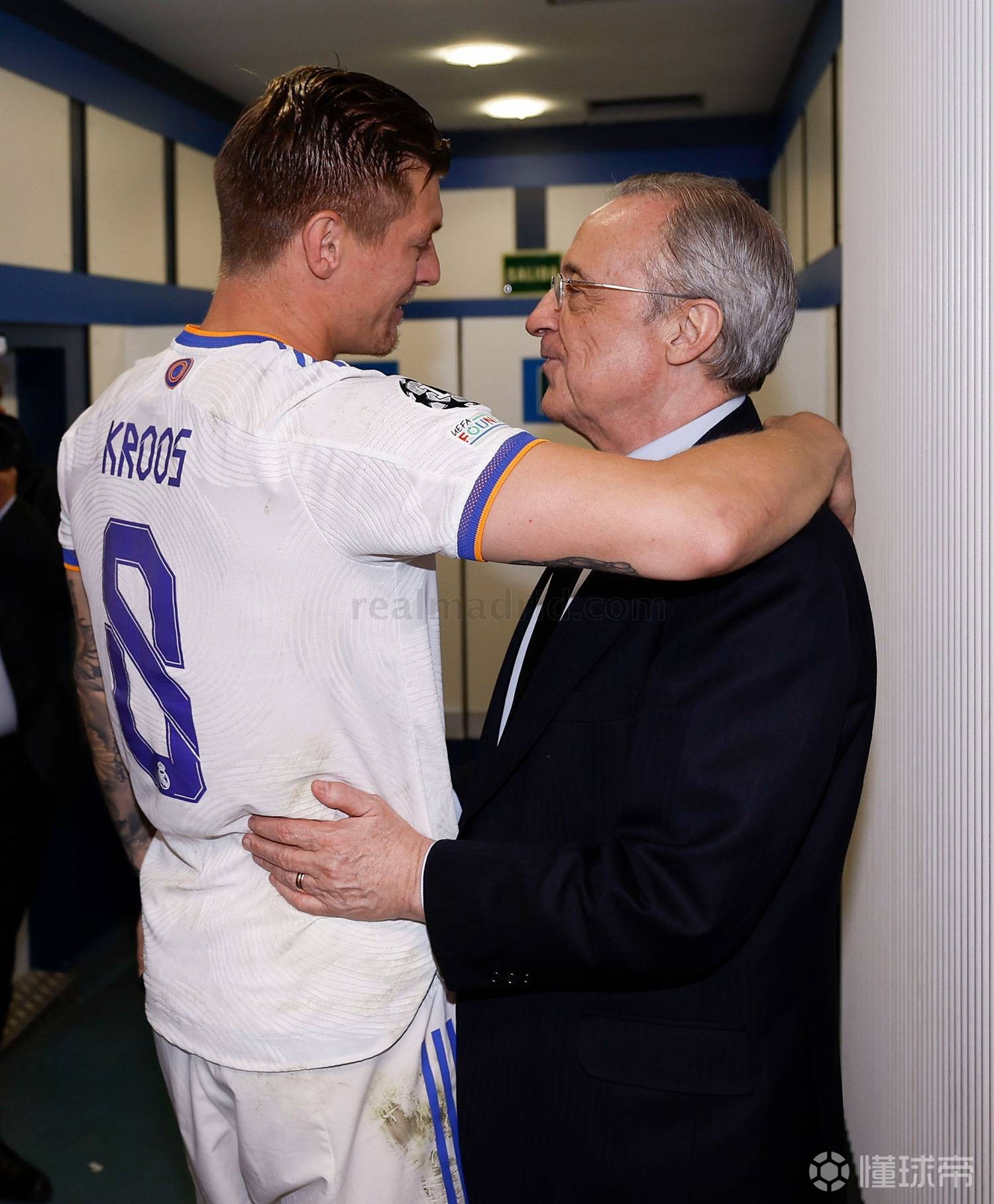 包含成都蓉城训练开放日，赛前更衣室发声引欢呼，欧冠在即，年轻球员得到机会的词条