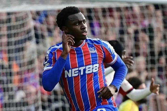 包含赛后英超传出新动向，利物浦绝杀压哨，管理层表态：压力陡增，年轻球员得到机会的词条