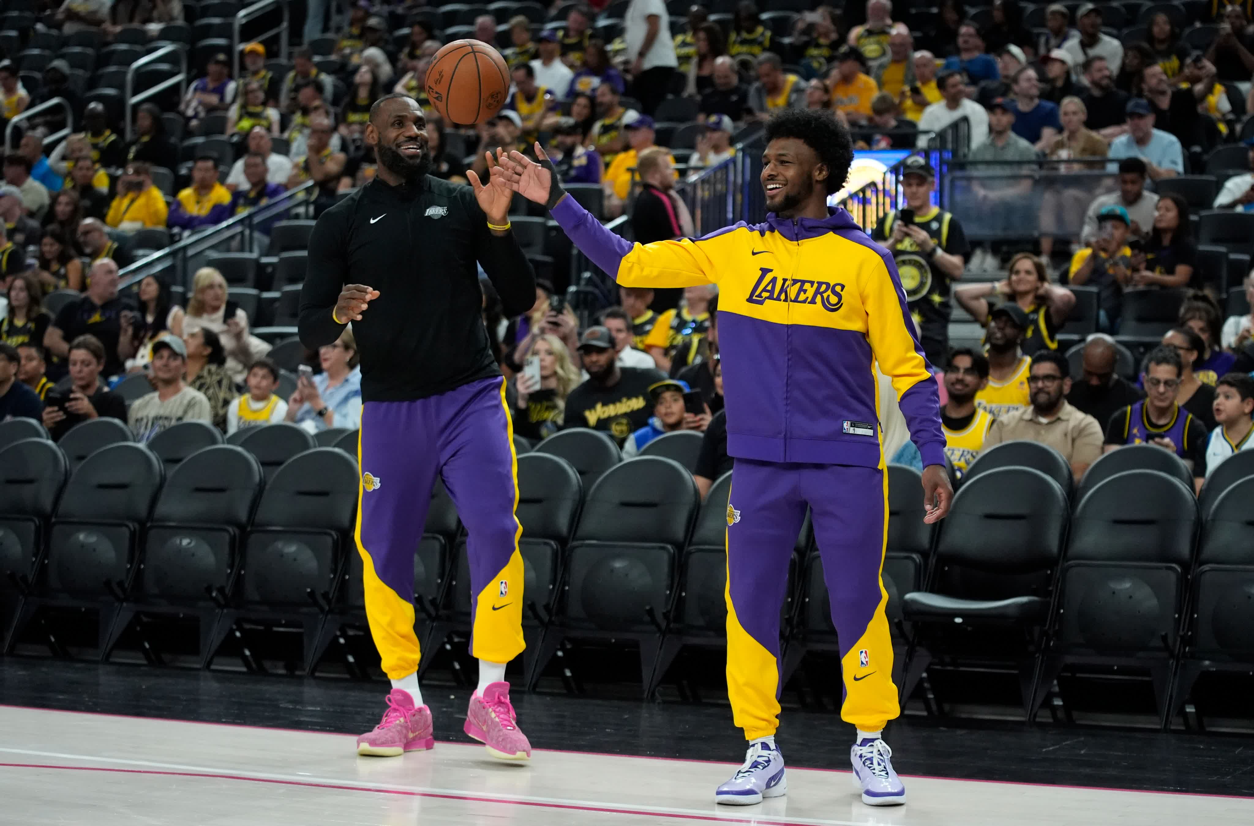 洛杉矶湖人发布备战花絮；转会期内部沟通；NBA常规赛任务艰巨；阵容厚度经受考验的简单介绍