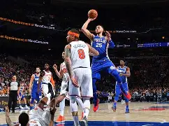 关于集结日纽约尼克斯调整名单以备中超；队长鼓劲环节打磨；更衣室稳定；临场指挥获称赞的信息