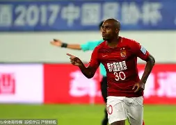 里程碑夜广州队防线松动，中超关键时刻刷纪录，底气十足，球探报告显示潜力(球场之外中超20年纪录片)